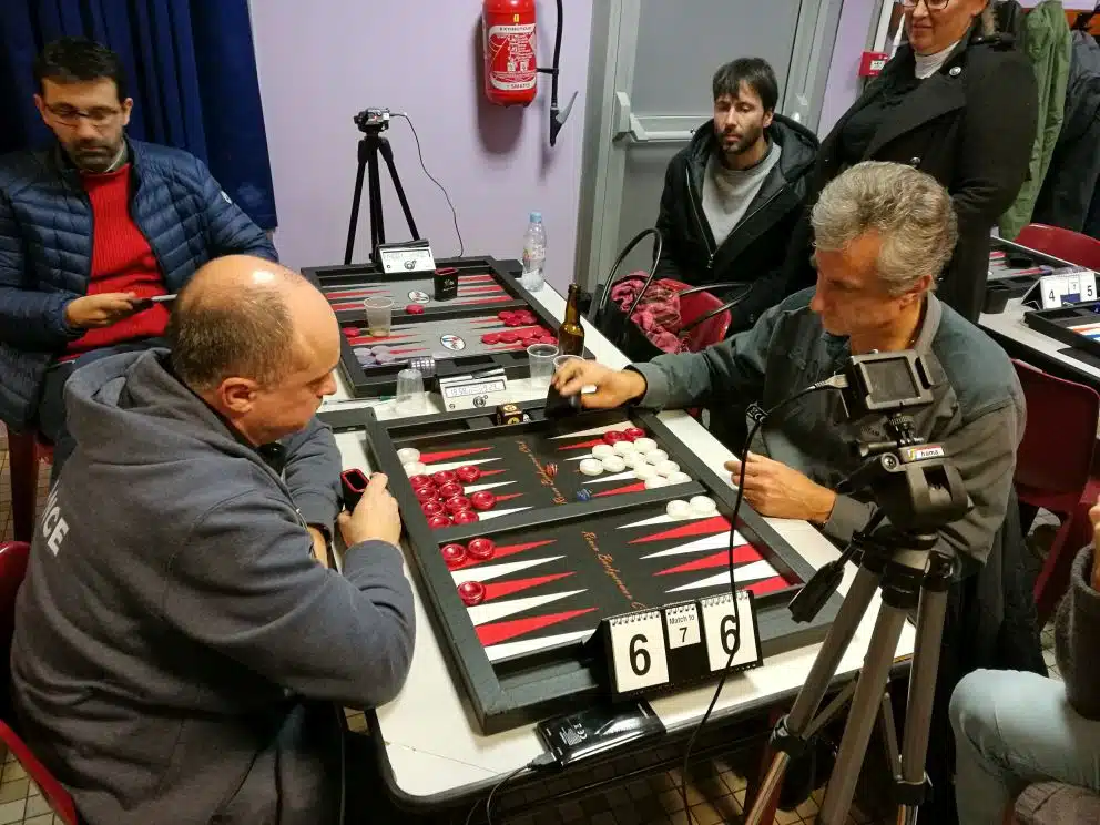 Maîtrisez les règles du backgammon pour des parties endiablées