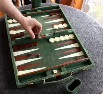 Maîtrisez les règles du backgammon pour des parties endiablées